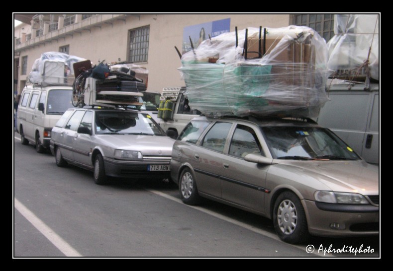 005 Voitures tunisiennes rentrant au pays avec quelques souvenirs